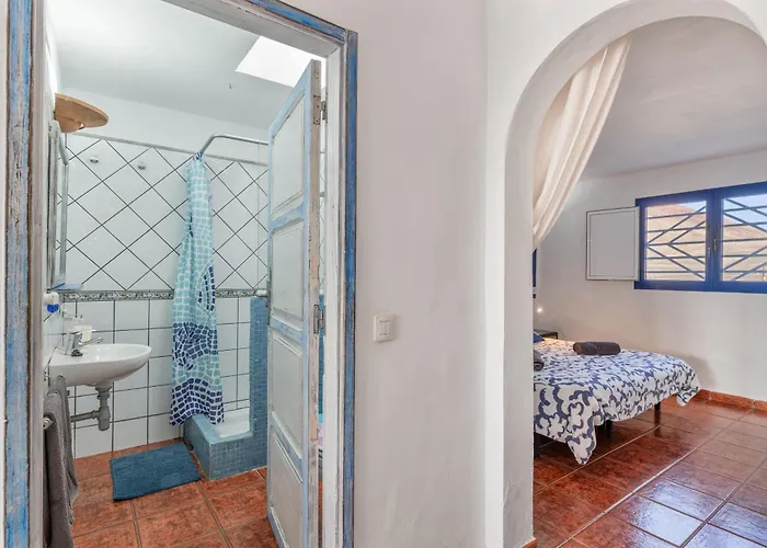 Pura Vida - Ventanas De Lanzarote * بلايا كويمادا